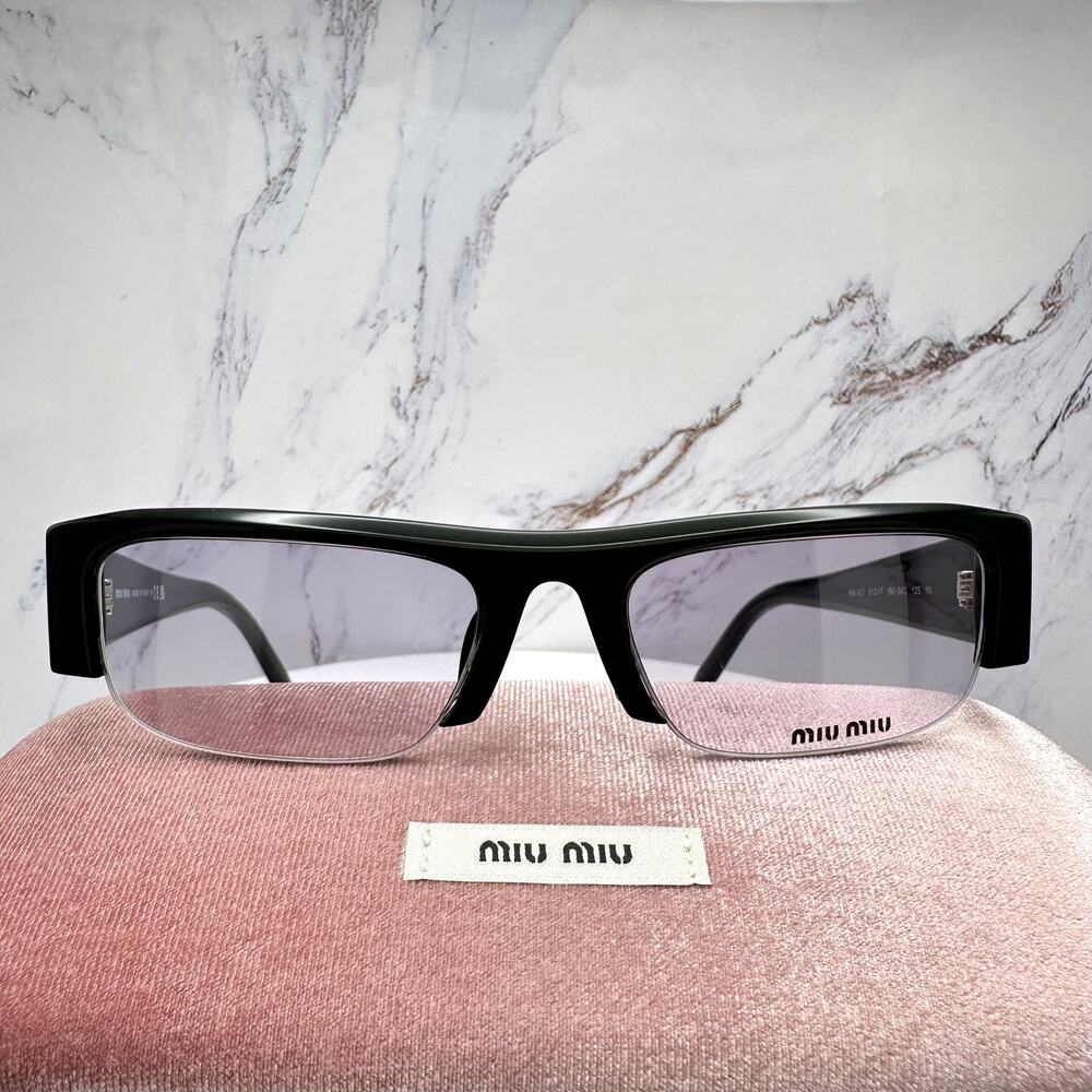 New MIU MIU Vedette Sunglasses Seen on Kylie Jenner - Picture 13 of 16
